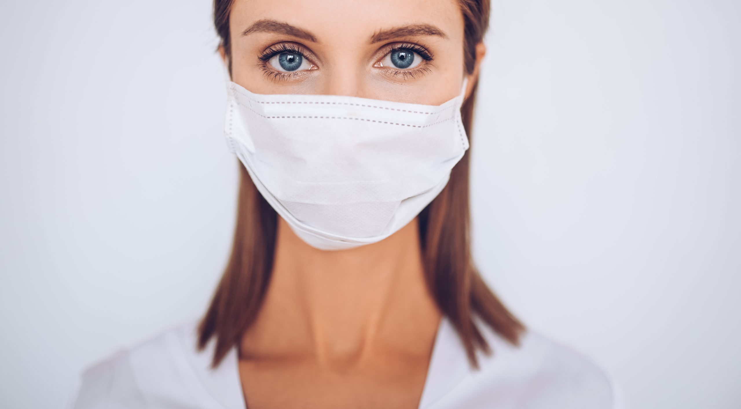 Cum este afectat tenul de purtarea zilnică a măștii de protecție și cum putem gestiona această problemă în mod eficient?